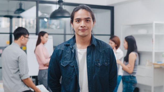 Free photo portrait of successful handsome executive businessman smart casual wear looking at camera and smiling