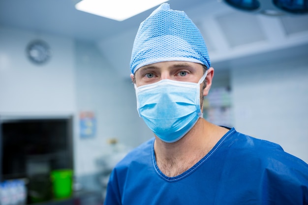 Free photo portrait of surgeon in operation room