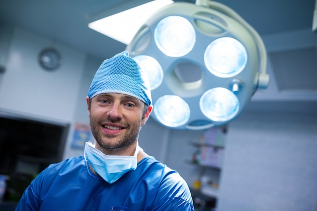 Free photo portrait of surgeon in operation room