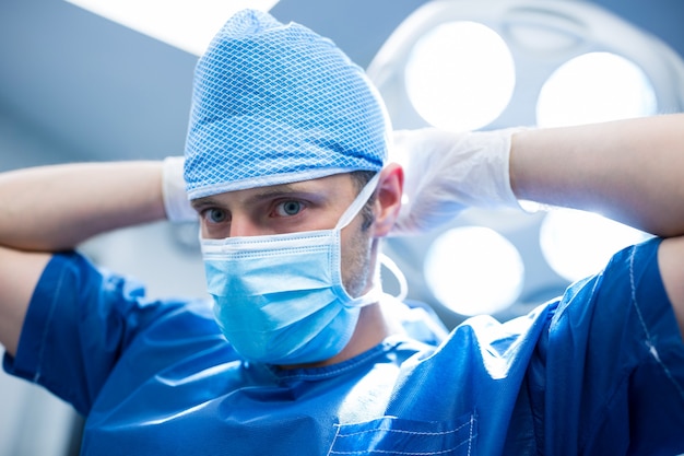 Free photo portrait of surgeon wearing mask in operation room