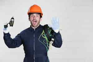 Free photo portrait of surprised male electrician looking at camera with mouth open