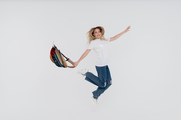 Free photo portrait of a teen girl jumping