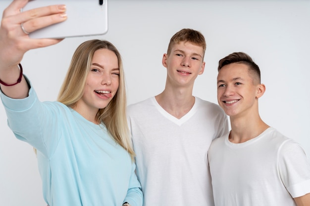 Free photo portrait of teenage friends taking a selfie