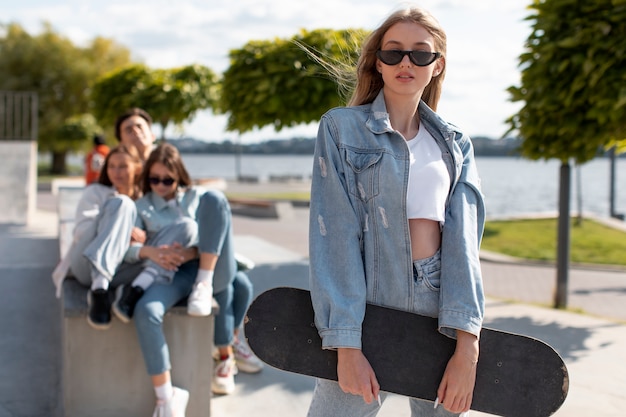 Free photo portrait of teenage girl next to her friends