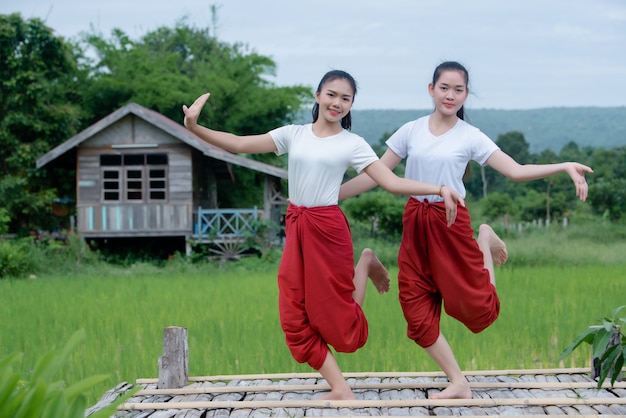 Free photo portrait of thai young lady in art culture thailand dancing, thailand