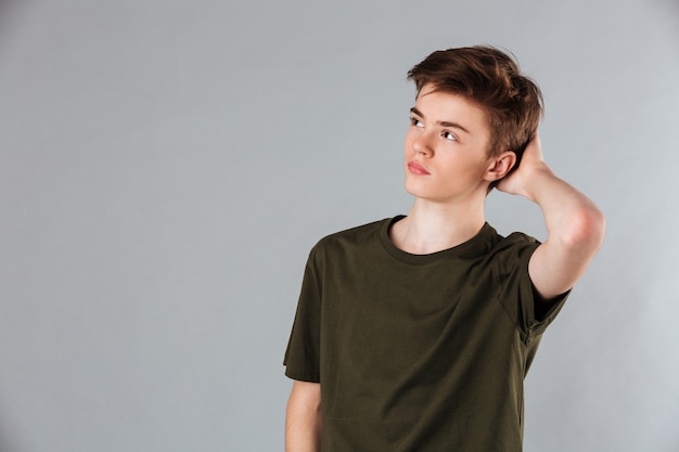 Free photo portrait of a thoughtful male teenager