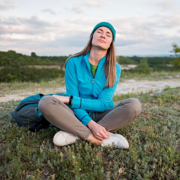 Free photo portrait of traveller enjoying outdoors