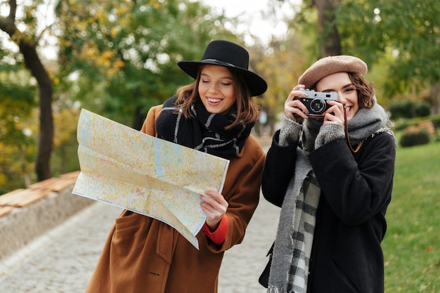 Free photo portrait of two attractive girls dressed in autumn clothes