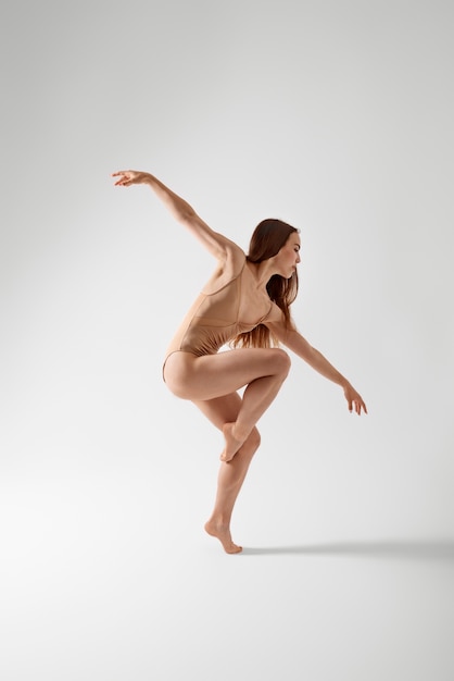 Free photo portrait of woman artistically expressing body language