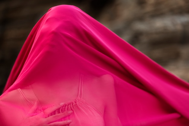 Free photo portrait of woman at the beach with face covered by veil