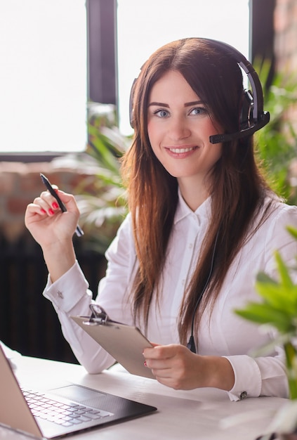 Free photo portrait of woman customer service worker