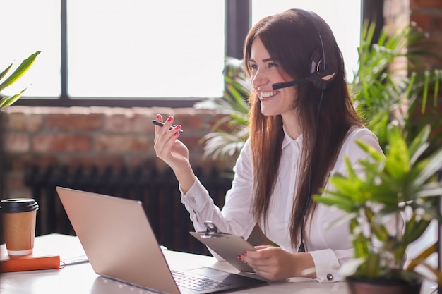 Free photo portrait of woman customer service worker