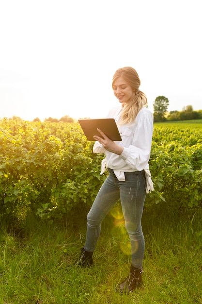 Free photo portrait woman at farm with tablet