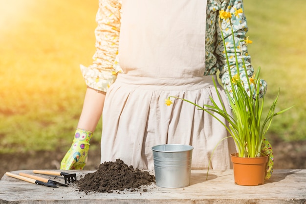 Free photo portrait of woman gardening