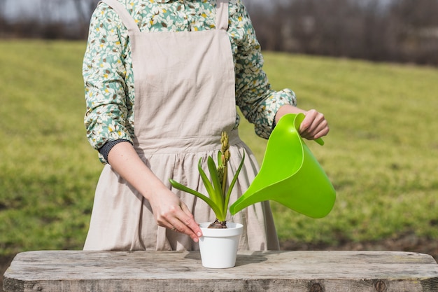 Free photo portrait of woman gardening