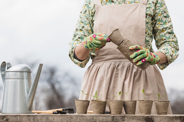 Free photo portrait of woman gardening