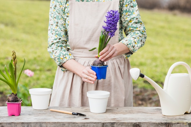 Free photo portrait of woman gardening