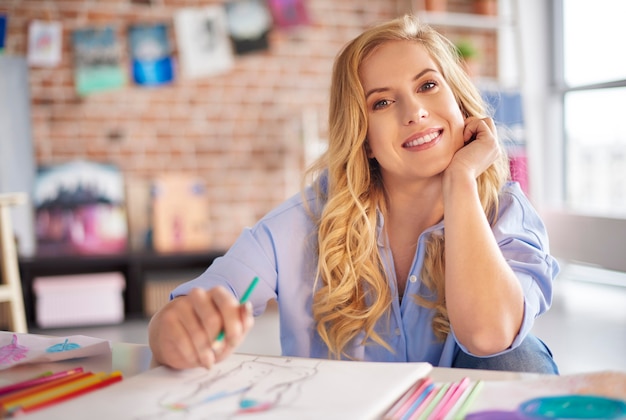 Free photo portrait of woman at her workshop