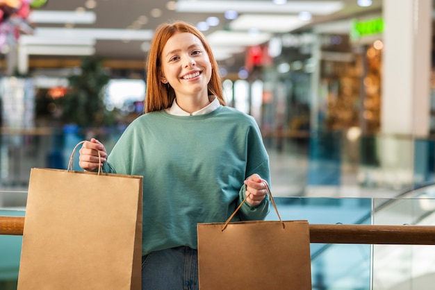 Free Photo portrait of woman holding shopping bag