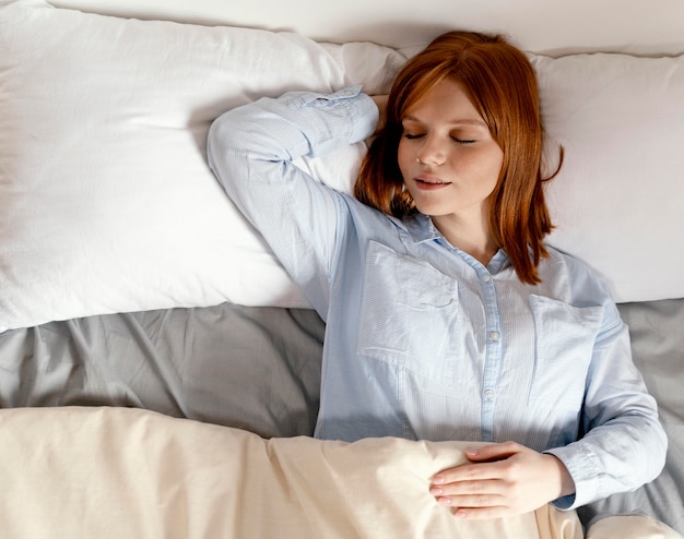 Free photo portrait woman at home sleeping