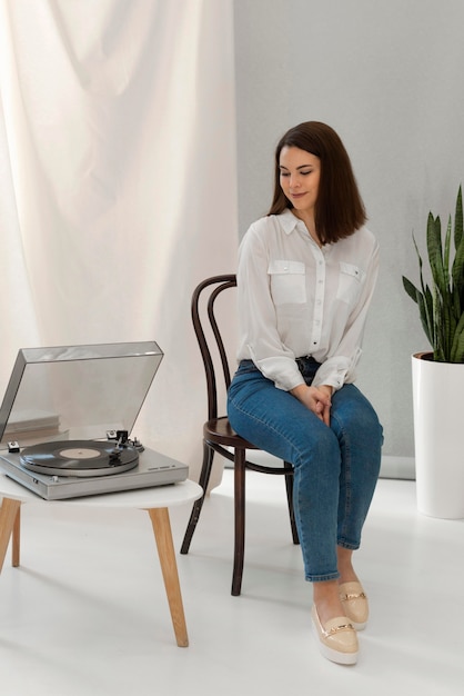 Free photo portrait woman listening music at pick up