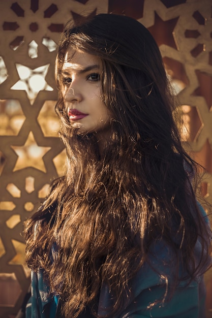 Free photo portrait of a woman model in mosque