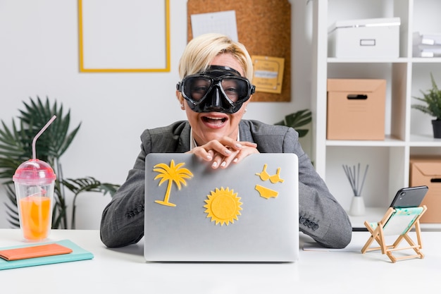 Free photo portrait of woman in office prepared for summer holiday