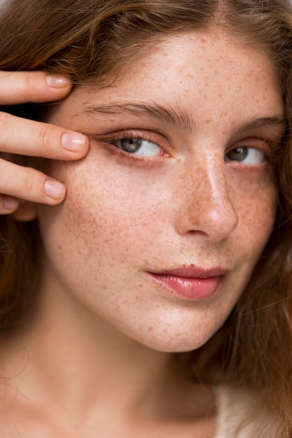 Free Photo portrait of woman posing in an artistic way with her hand on her face