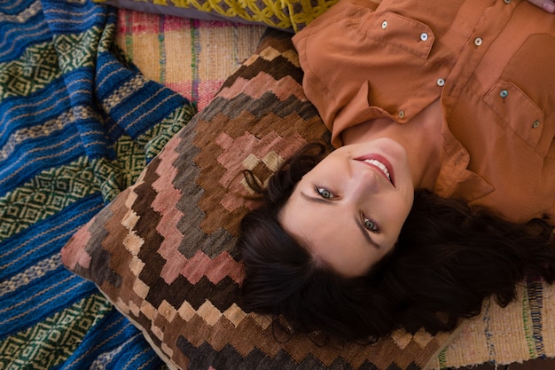 Free photo portrait of woman relaxing in tent