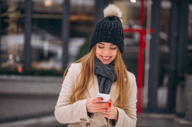 Free photo portrait of woman talking on phone in the street