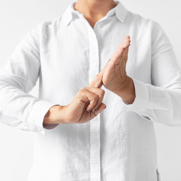 Free photo portrait of woman teaching sign language