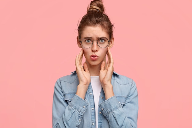 Free photo portrait of woman wearing denim shirt