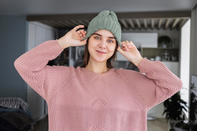 Free photo portrait woman wearing knitted cap