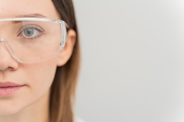 Free photo portrait of woman wearing protective goggles with copy space