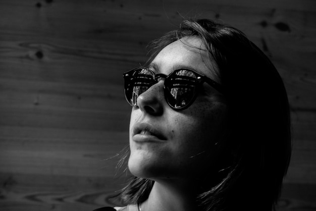 Free photo portrait of woman wearing sunglasses