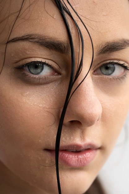 Free photo portrait of woman with hydrated skin