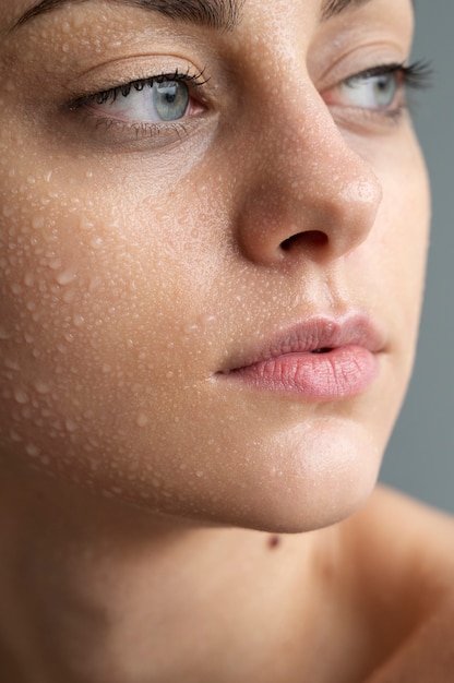 Free photo portrait of woman with hydrated skin