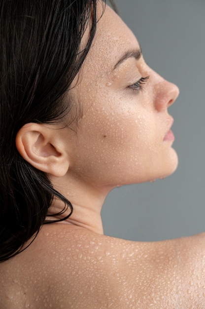 Free photo portrait of woman with hydrated skin