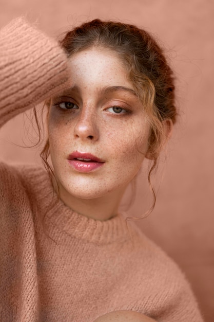 Free photo portrait of woman with pink sweater