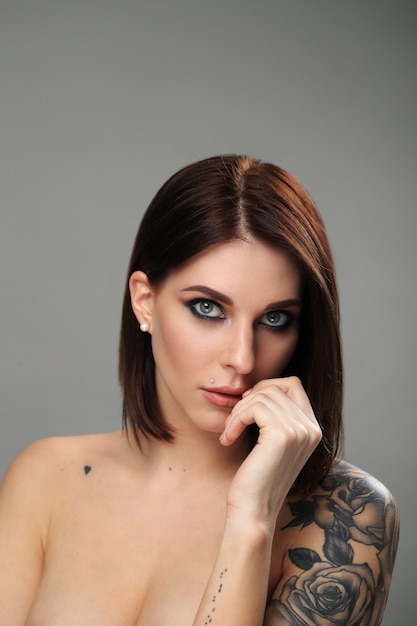 Free photo portrait of woman with tattoo