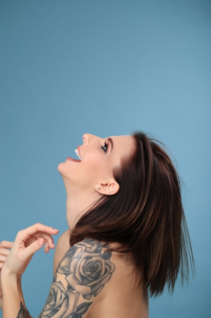 Free photo portrait of woman with tattoo