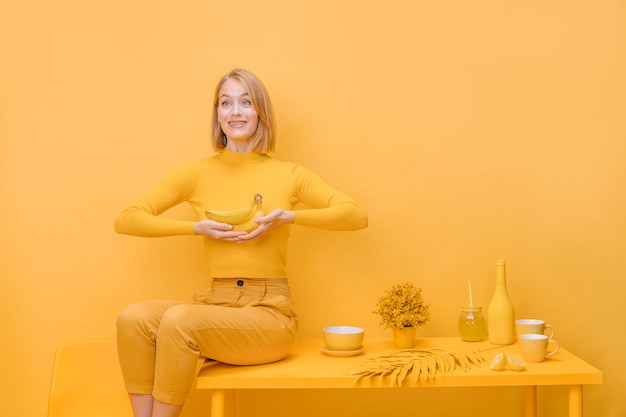 Free photo portrait of woman in a yellow scene