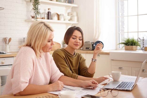 Free photo portrait of women working in the house