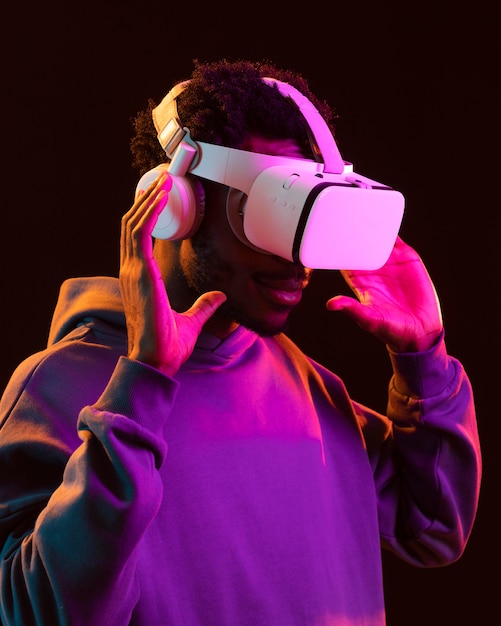 Free photo portrait young african american man with vr glasses