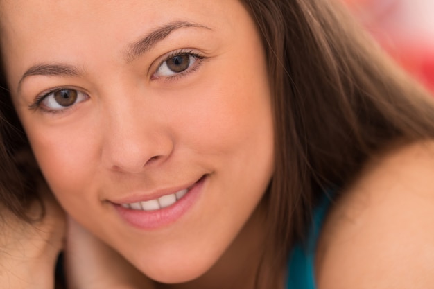 Free photo portrait of young beautiful woman