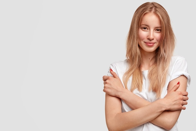 Free photo portrait of young blonde woman in white t-shirt