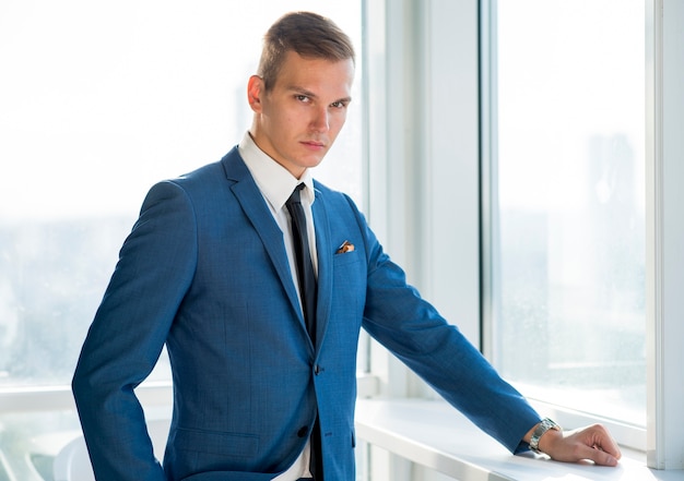 Free photo portrait of a young businessman looking at camera