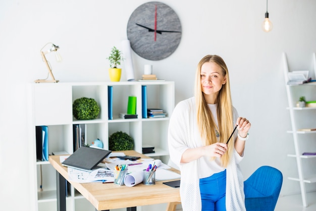 Free Photo portrait of a young businesswoman looking at camera