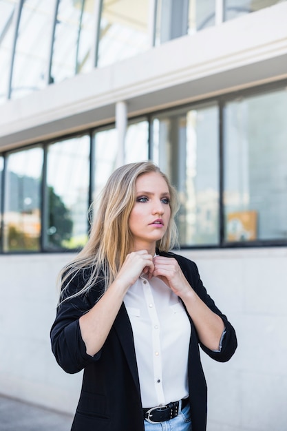 Free photo portrait of a young businesswoman