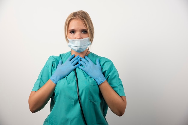 Free photo portrait of young female doctor wearing protective mask.